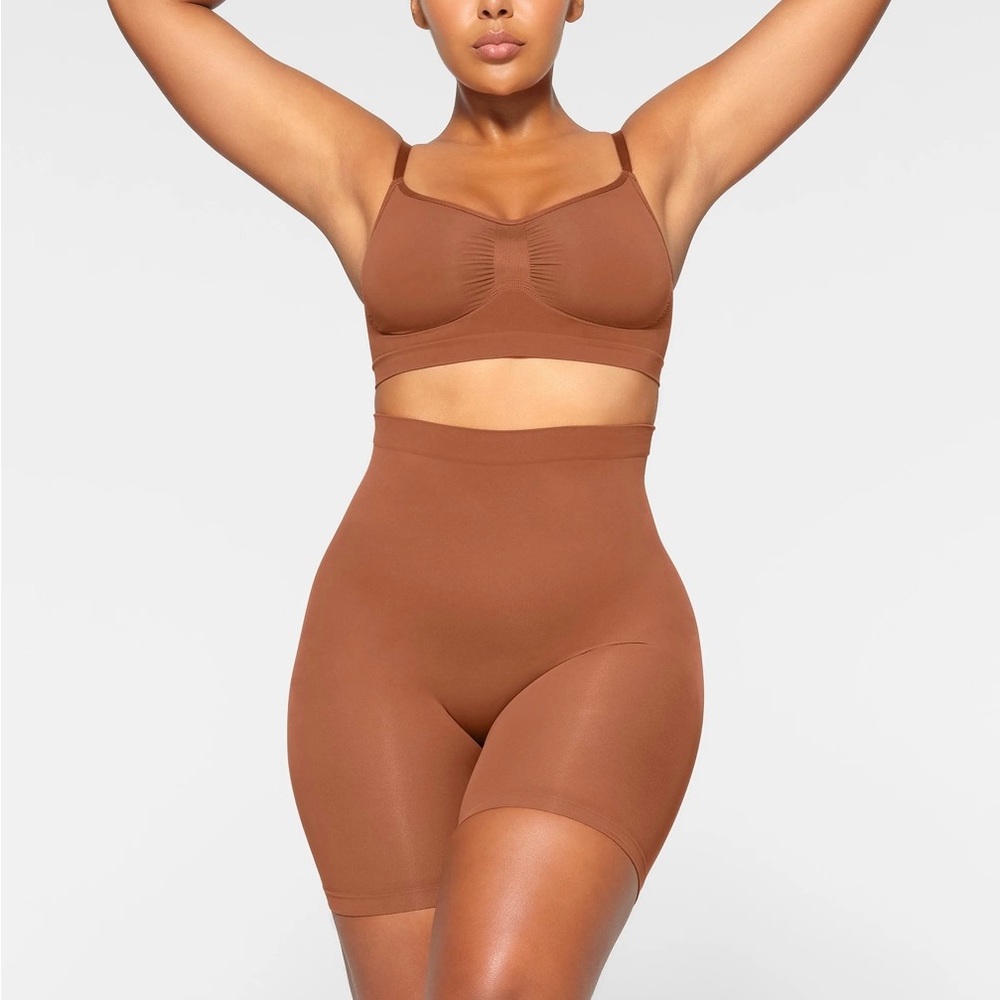 SKIMS Seamless Sculpt Mid Thigh Shorts- Size Medium